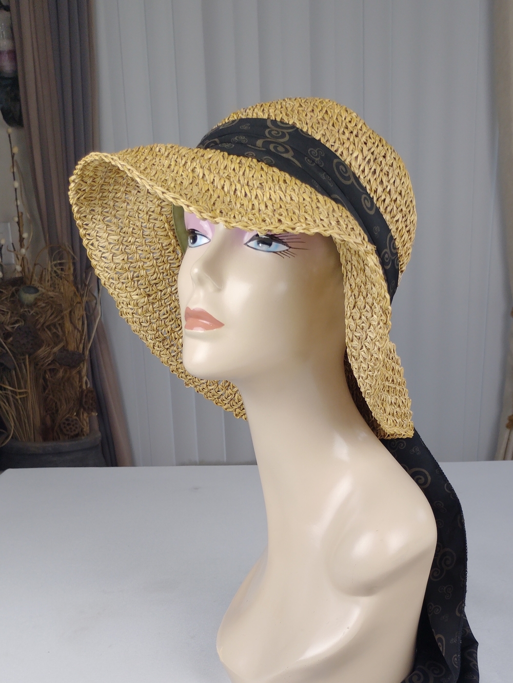 Walt Disney World Straw Sun Hat with Black Band.